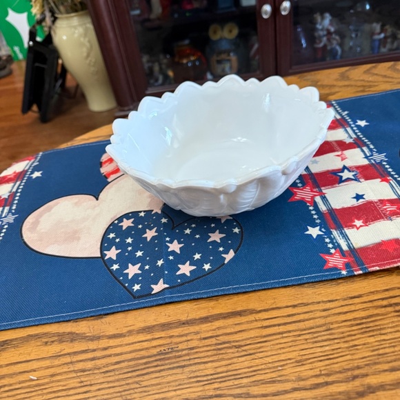 8 Pieces of Vintage White Milk Glass. - Picture 3 of 8